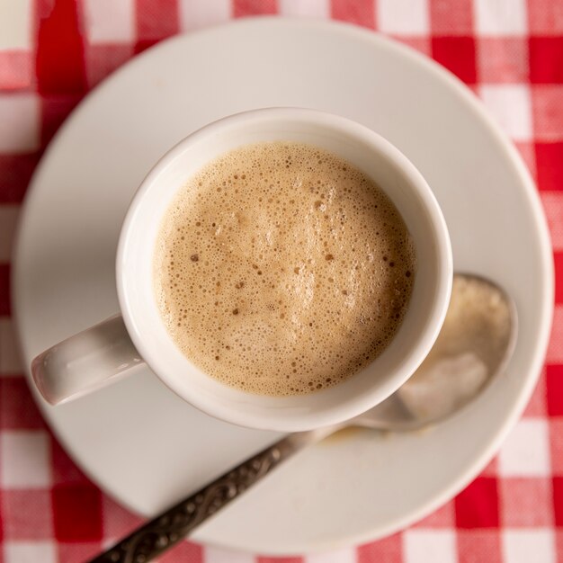 Close-up taza de café en un plato