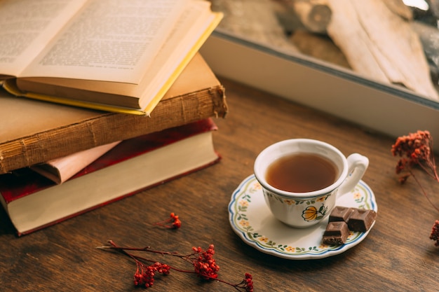 Close-up taza de té con libros