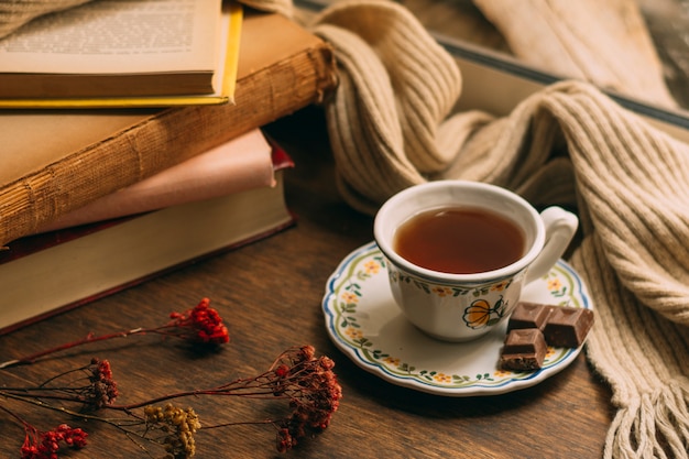 Close-up taza de té con libros
