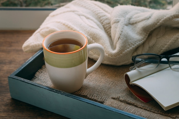 Foto gratuita close-up taza de té con una manta