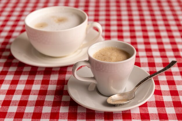 Close-up tazas de café con fondo a cuadros