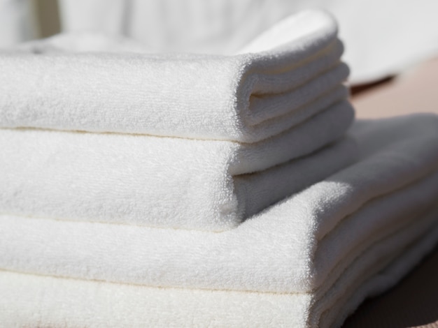 Close-up toallas limpias blancas dobladas