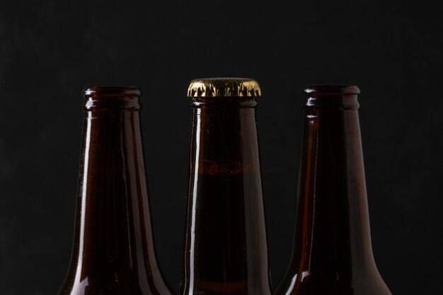 Close-up top botellas de cerveza con tapones