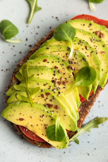 Close-up de tostadas de aguacate en placa