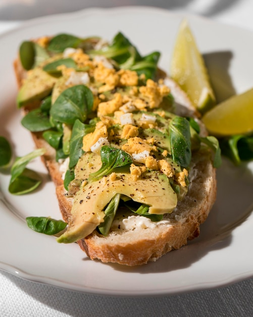 Close-up de tostadas de aguacate en placa