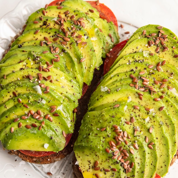 Close-up de tostadas de aguacate en un plato con condimento