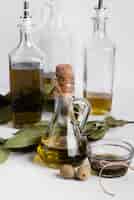 Foto gratuita close-up variedad de aceite de oliva en la mesa