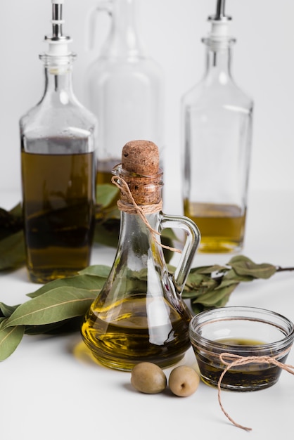 Close-up variedad de aceite de oliva en la mesa