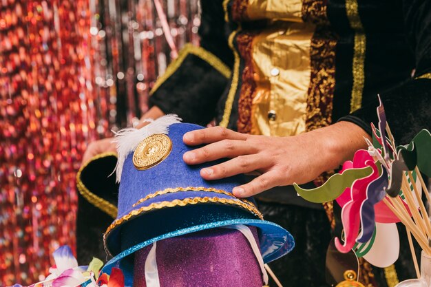 Close-up variedad de sombreros para fiesta de carnaval