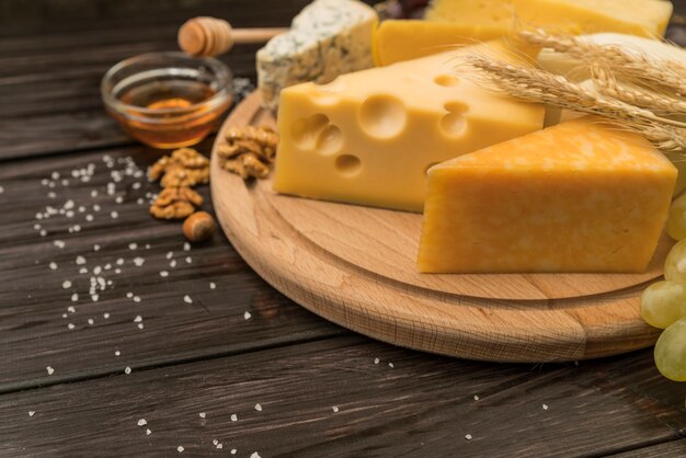 Close-up variedad de trozos de queso sobre la mesa