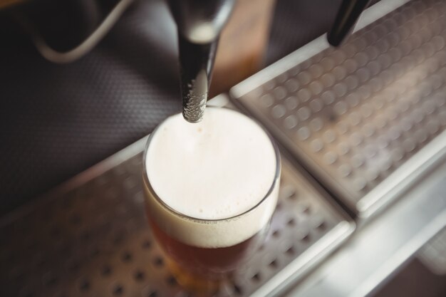 Close-up de vaso de cerveza con espuma