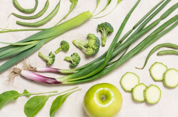 Close-up vegetales orgánicos y manzana sobre la mesa
