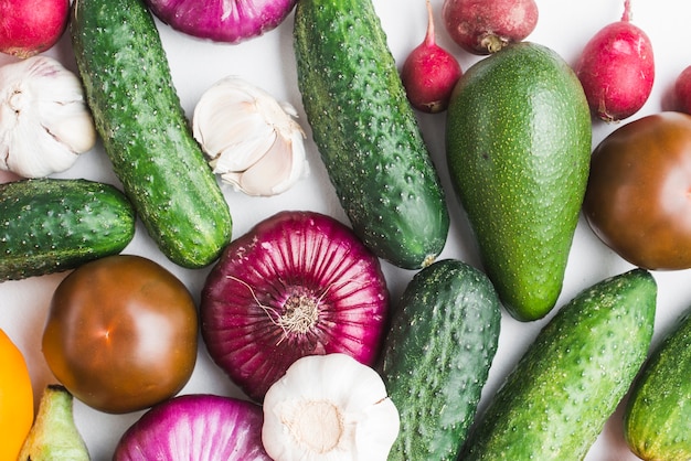 Foto gratuita close-up verduras variadas en blanco