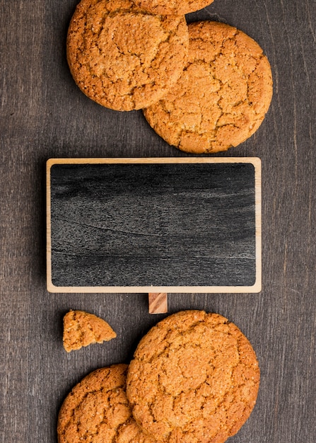 Close-up vertical deliciosas galletas y pizarra