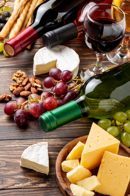 Close-up vino orgánico y queso en la mesa