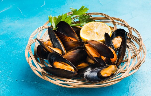 Close-up vista de ángulo alto mejillones cocidos en cesta