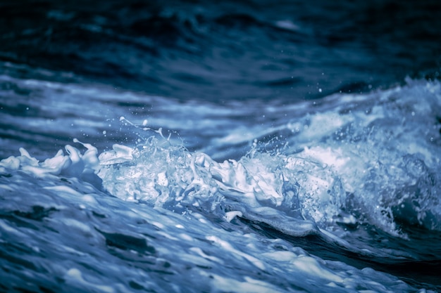Foto gratuita closep = tiro de una ola marina