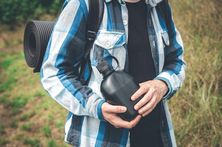Photo Gratis closeup a bottle of water in the hands of a traveler