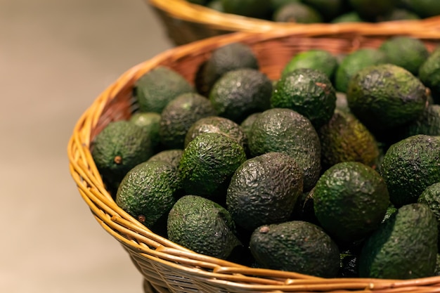 Foto gratuita closeup aguacates en una cesta en un supermercado