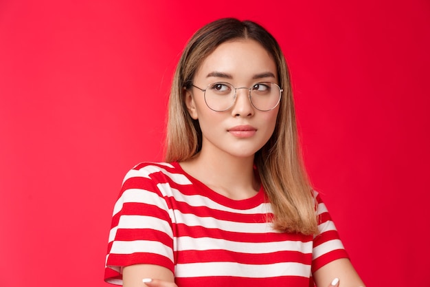 Foto gratuita closeup arrogante confiado apuesto rubio asiático mujer mirar hacia otro lado serio gafas de desgaste autoaseguradas ...