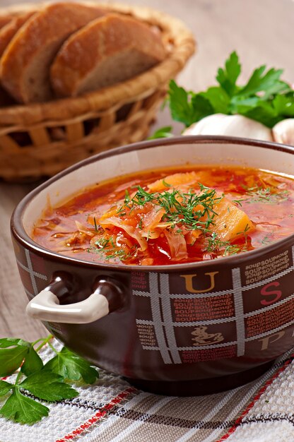 Closeup de borsch de sopa roja nacional ucraniana y rusa