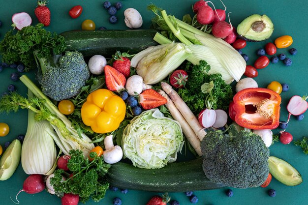 Closeup brillante verduras frescas frutas y bayas