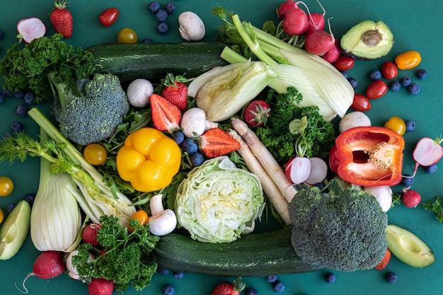 Closeup brillante verduras frescas frutas y bayas