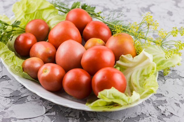 Closeup de cosecha de tomates