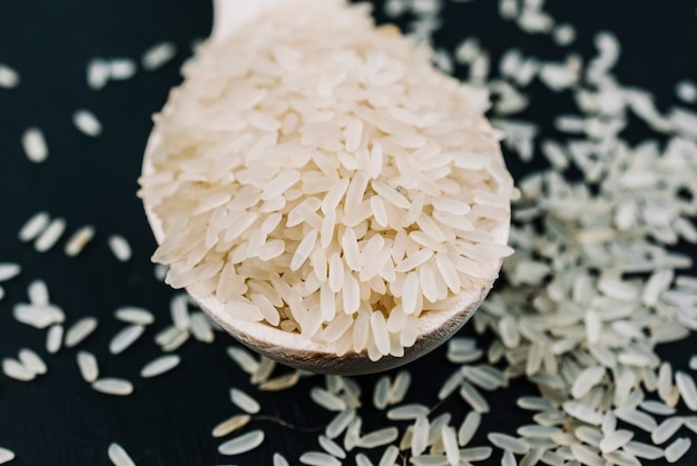 Closeup cuchara con arroz crudo