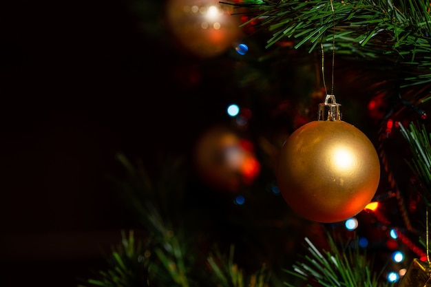 Closeup foto de adornos dorados en el árbol de Navidad decorado