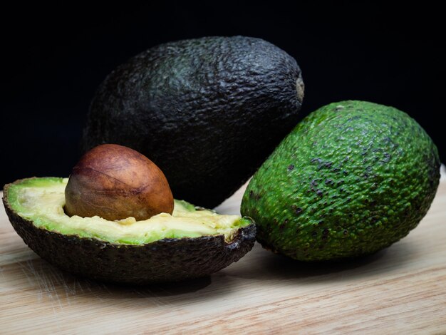 Closeup foto de aguacates en una tabla para cortar