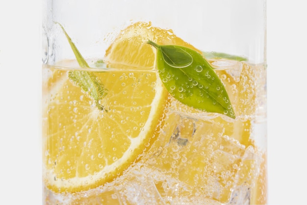 Foto gratuita closeup foto de bebida refrescante con hoja verde y naranja