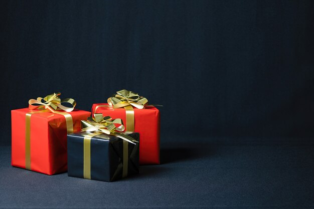 Closeup foto de cajas de regalo de Navidad aislado sobre un fondo oscuro