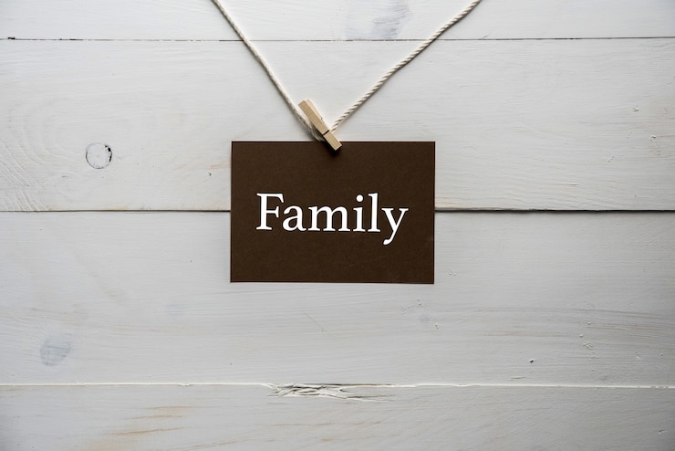 Foto gratuito closeup foto de una canción unida a una cuerda con la familia escrita en ella