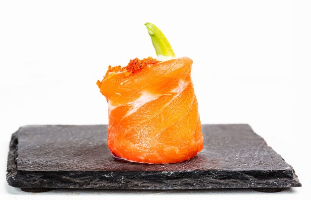 Closeup foto de delicioso sushi Gunkan con salmón sobre fondo blanco.