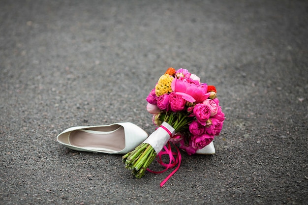 Foto gratuita closeup foto de elegantes zapatos blancos de la boda y un ramo fresco