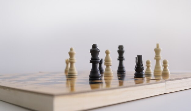 Closeup foto de figuras de ajedrez en un tablero de ajedrez