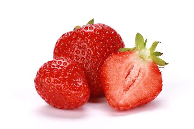 Closeup foto de fresas maduras frescas aisladas sobre una superficie blanca