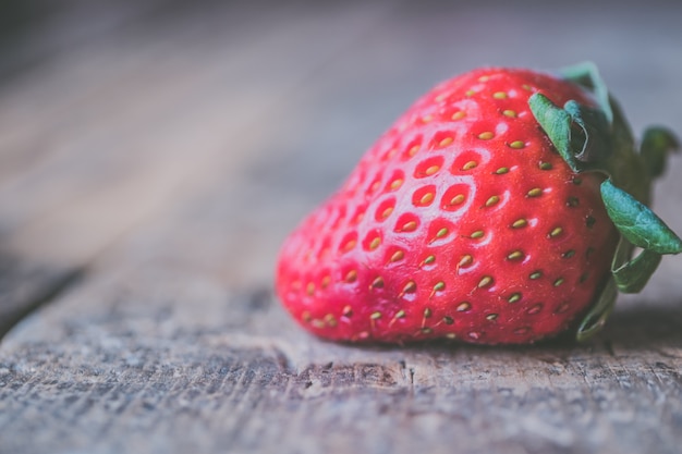 Foto gratuita closeup foto de fresas maduras frescas en una mesa de madera