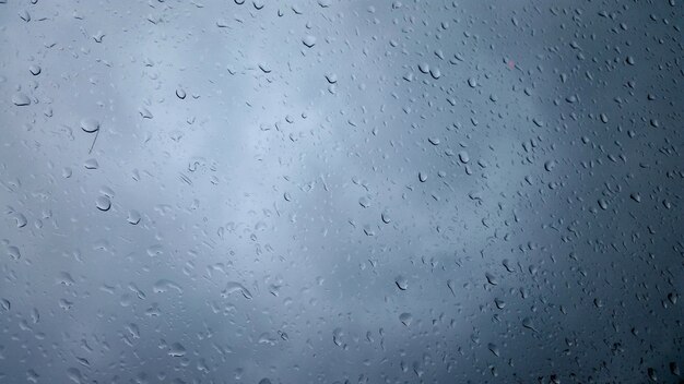 Closeup foto de gotas de lluvia sobre un vaso
