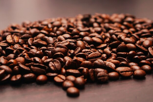 Closeup foto de granos de café en una mesa de madera