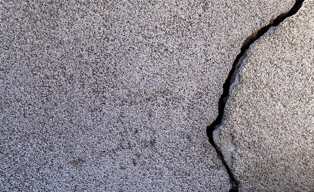 Closeup foto de una grieta en un muro de hormigón