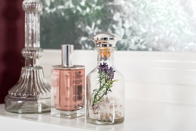 Closeup foto de hermosas botellas de vidrio llenas de perfume