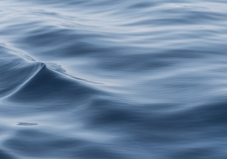 Foto gratuito closeup foto de hermosas olas del mar azul