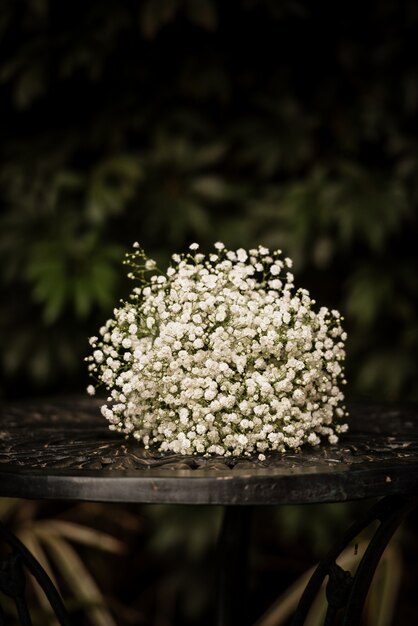 Closeup foto de un hermoso ramo floral blanco para una decoración de boda