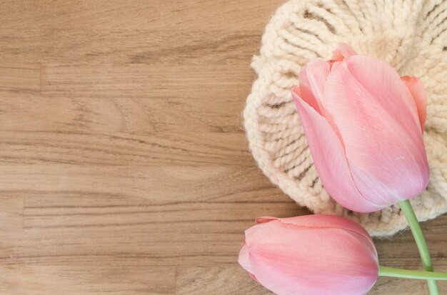 Closeup foto de hermosos tulipanes rosas sobre fondo de madera