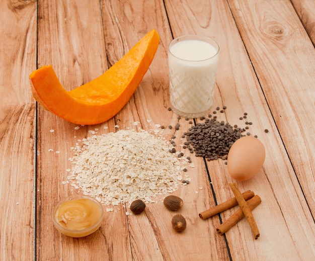 Closeup foto de ingredientes para muffins de avena y calabaza en una mesa