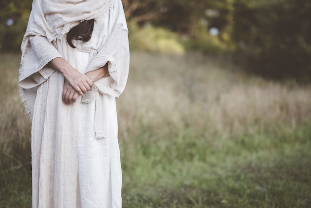 Closeup foto de una mujer que llevaba una túnica bíblica con una rebaba