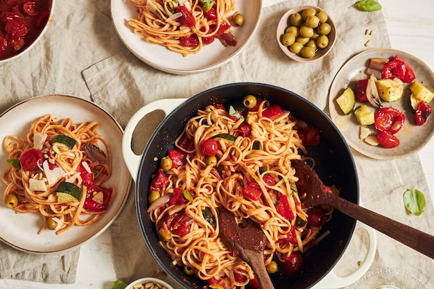 Foto gratuita closeup foto de pasta con verduras e ingredientes sobre una mesa blanca