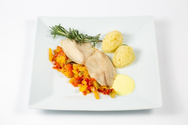 Closeup foto de puré de patatas, carne y verduras
